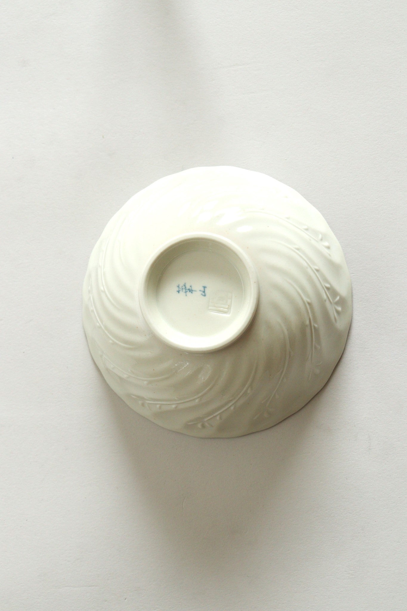 3103-0010 有田焼 華山窯 流水草花彫小蓋物
(12.7φ×H8.6)