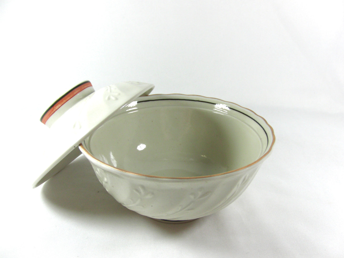 3103-0010 有田焼 華山窯 流水草花彫小蓋物
(12.7φ×H8.6)