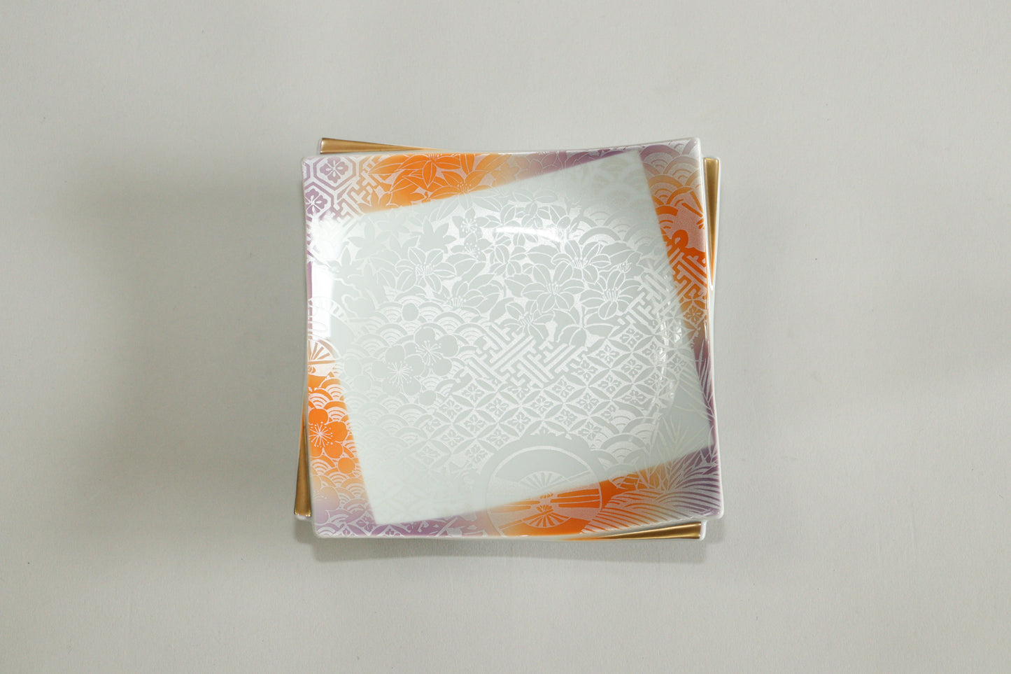 3102-0032 有田焼 華山窯 銀彩花紋多用鉢
(15.5×15.5×H6)