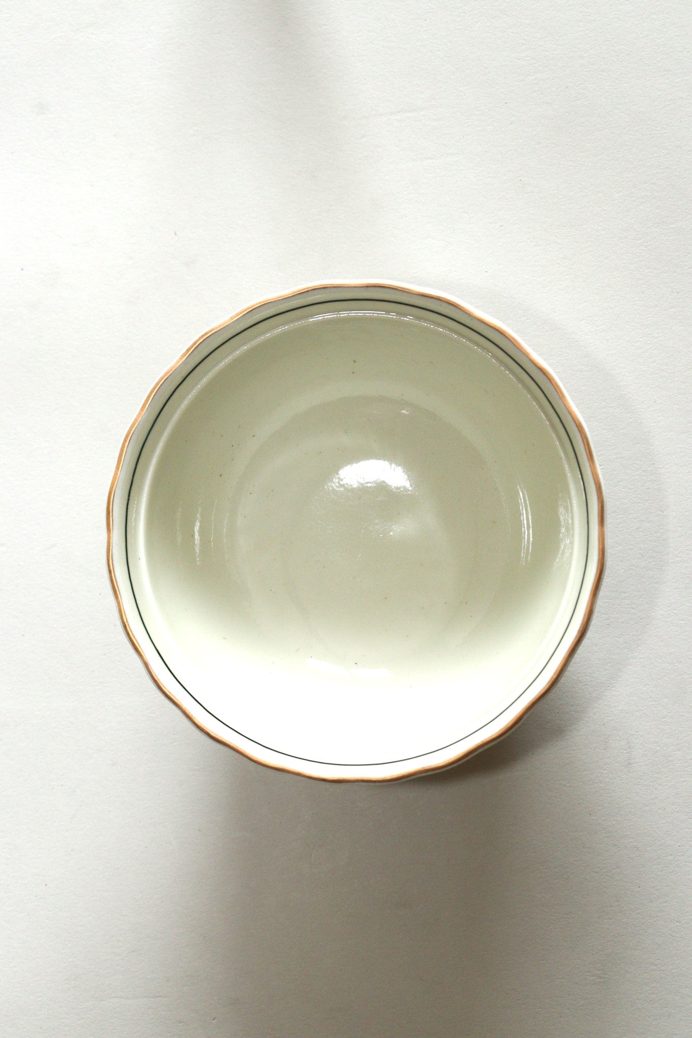 3103-0010 有田焼 華山窯 流水草花彫小蓋物
(12.7φ×H8.6)