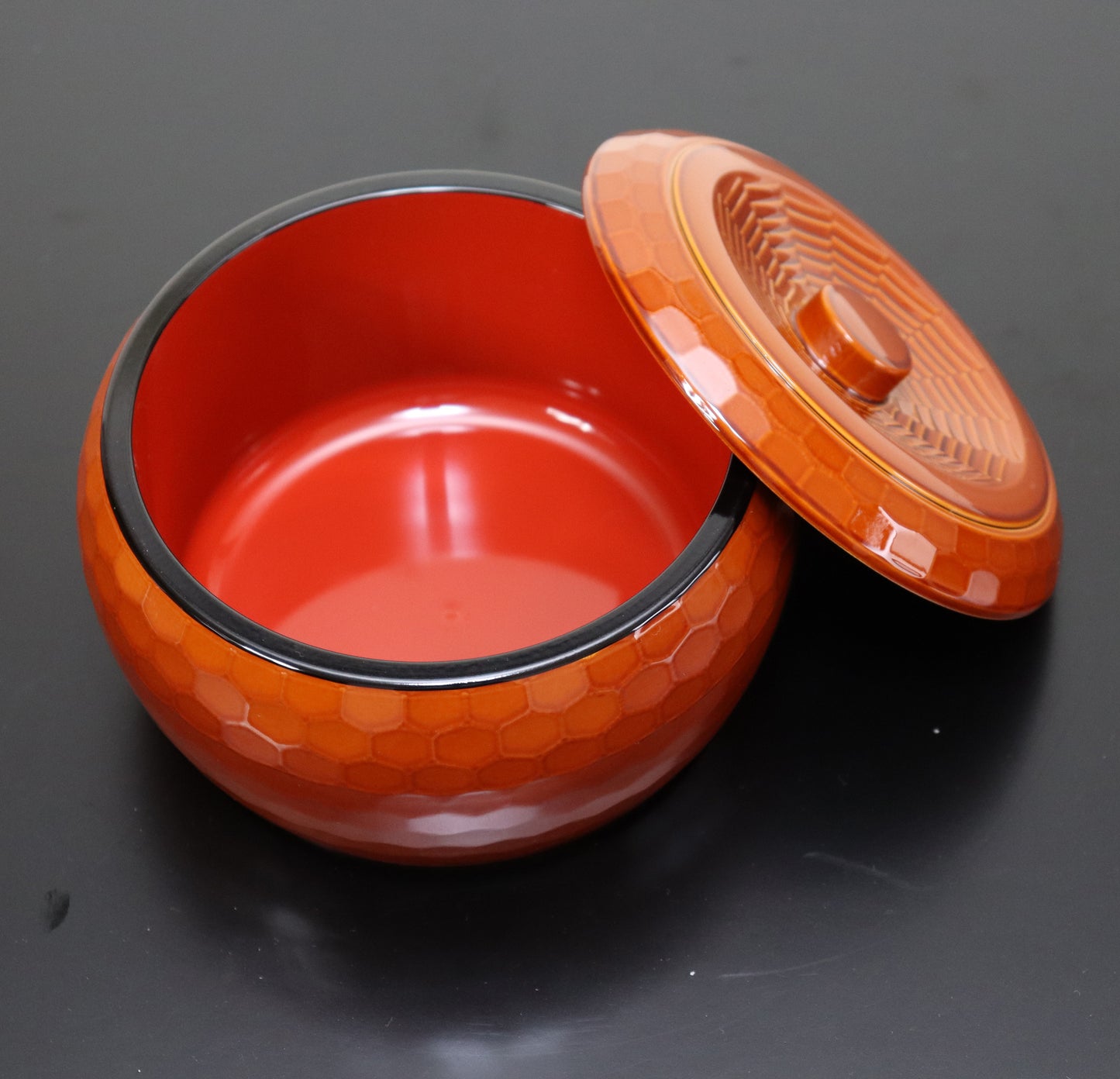 3201-0102 自社製越前漆器 食洗器OK
耐熱DX丸亀甲紋ひつまぶし 内朱天黒
(14.5φxH9 内寸 11.8φxH6.7)