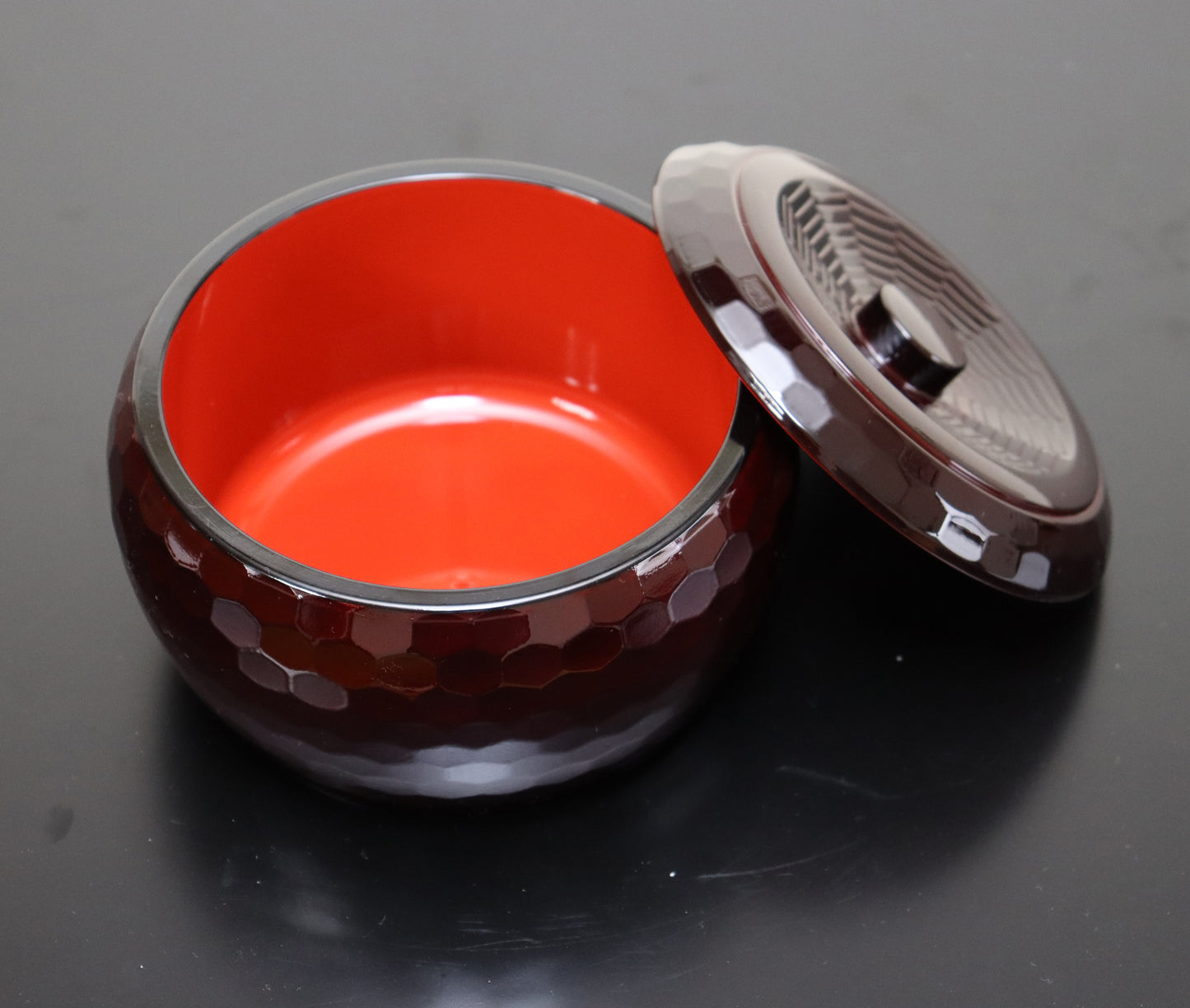 3201-0102 自社製越前漆器 食洗器OK
耐熱DX丸亀甲紋ひつまぶし 内朱天黒
(14.5φxH9 内寸 11.8φxH6.7)