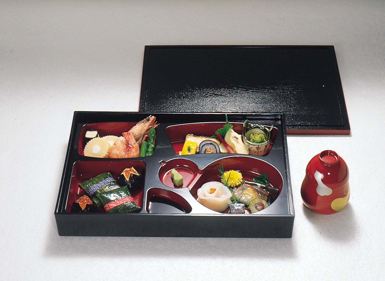 3201-0001
自社製越前漆器(ABS・内塗なし) 尺3木目松華堂(38.5×26.5×H6.5)(身・蓋)