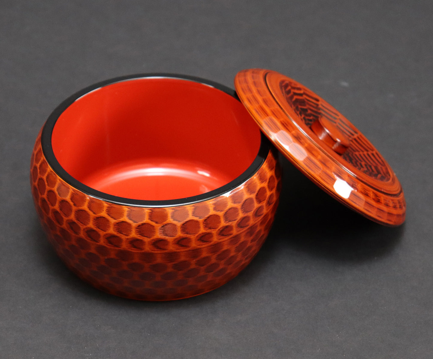 3201-0102 自社製越前漆器 食洗器OK
耐熱DX丸亀甲紋ひつまぶし 内朱天黒
(14.5φxH9 内寸 11.8φxH6.7)