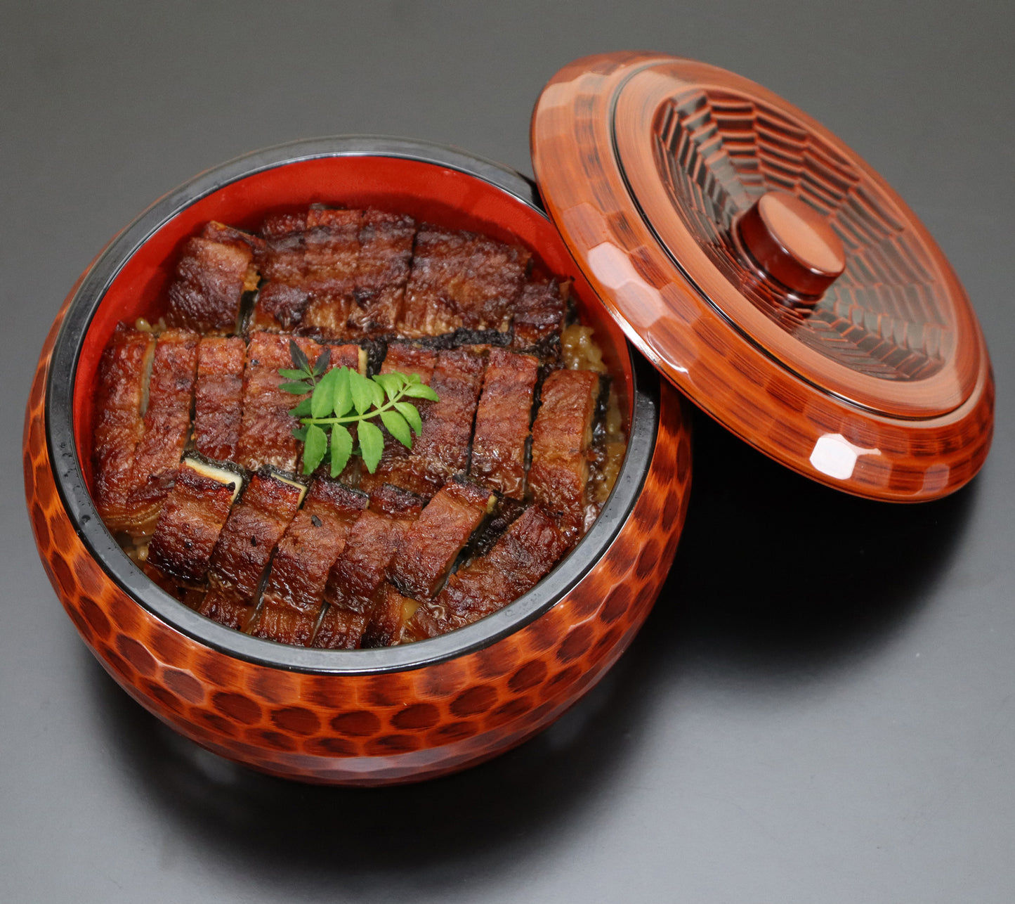 3201-0102 自社製越前漆器 食洗器OK
耐熱DX丸亀甲紋ひつまぶし 内朱天黒
(14.5φxH9 内寸 11.8φxH6.7)