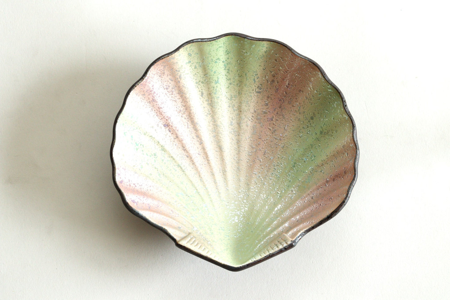 3101-0026　有田焼 華山窯 深海貝型多用皿
（14.8×14.3×H4.1）