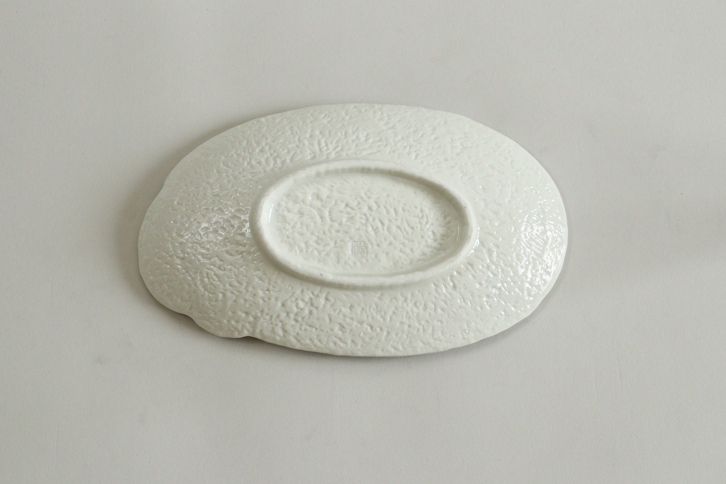 3101-0006　有田焼 華山窯 金彩波型楕円焼皿
（24×14.2×H4.3）