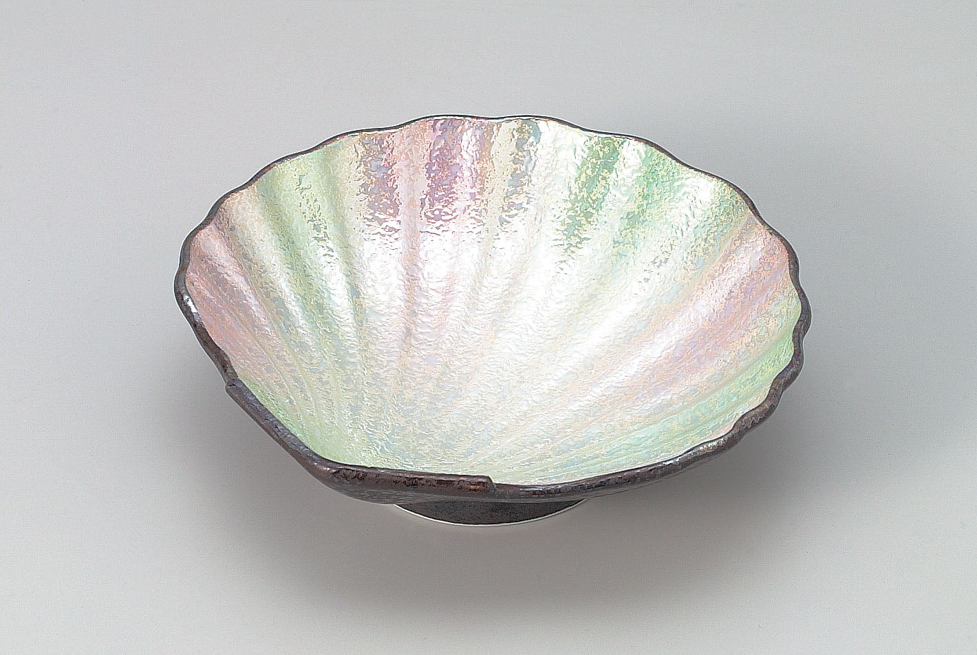 3101-0026　有田焼 華山窯 深海貝型多用皿
（14.8×14.3×H4.1）