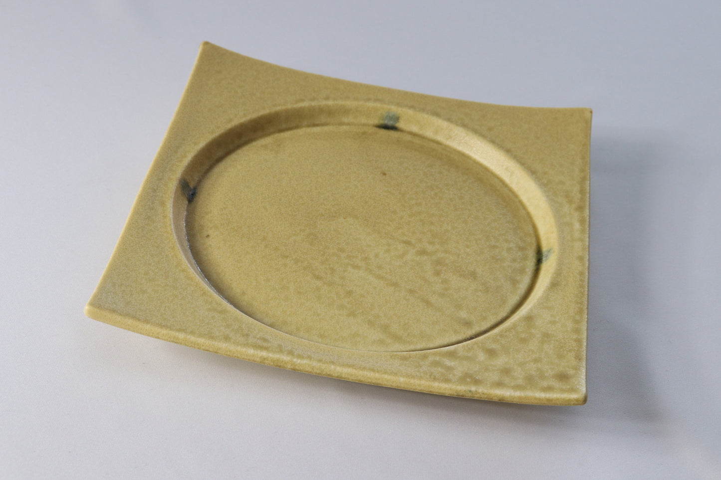 3101-0104　美濃焼　陶器・磁器の両方の良さを兼ね備えたハイブリッドシリーズ
スクエアー6.5寸皿 （19.5×19.5×H2.8）