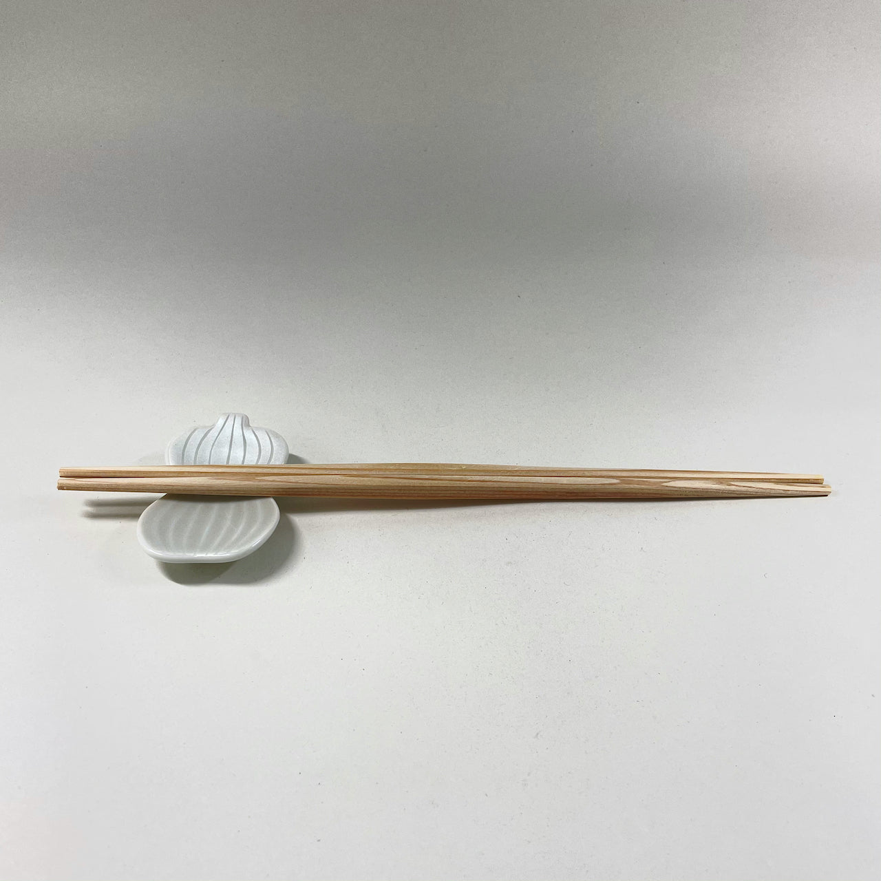 3701-0071　有田焼 幸楽窯　瓢形箸置
(4.0×6.1×H1.6）
